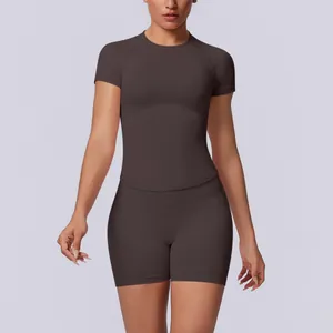 Detailweergave van een bruine naadloos gebreide yogaset met korte mouwen en hoge taille shorts