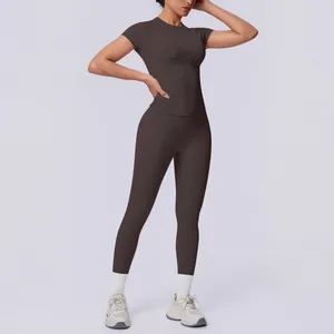 Detailansicht eines kaffeebraunen nahtlosen Yoga-Sets mit Kurzarmshirt und Leggings