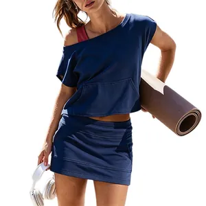 Top de yoga azul con hombros descubiertos y falda deportiva de cintura alta para fitness