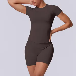 Detailweergave van een naadloze bruine yogaset met korte mouwen en hoge taille short