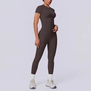 Vorderansicht des braunen nahtlosen Trainingsoutfits mit Kurzarmshirt und Leggings