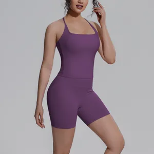 Detailweergave van een paars tweedelig yogasetje met racerback top en strakke sportshort.