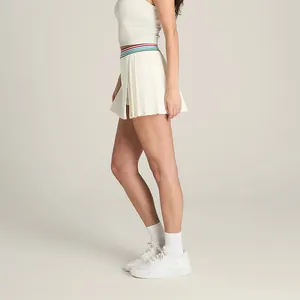 Jupe de tennis plissée blanche avec taille rayée colorée et short intégré