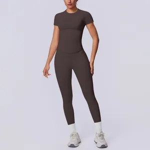 Nahtloses Yoga-Set für Damen in Dunkelbraun mit Kurzarm-Oberteil und Fitness-Leggings
