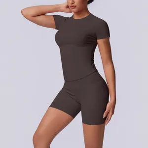 Detailopname van bruine naadloze gebreide yogaset met slanke pasvorm en textuur