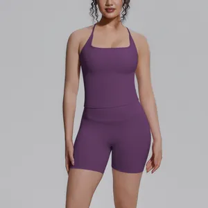 Detail van paarse tweeledige sport-yogaset met tanktop en korte broek met hoge taille