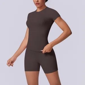 Detailoverzicht van naadloze bruine yogaset met nauwsluitende top en korte broek met hoge taille