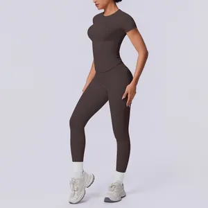 Detailansicht des nahtlosen braunen Yoga-Sets für Damen mit Kurzarmtop und Leggings