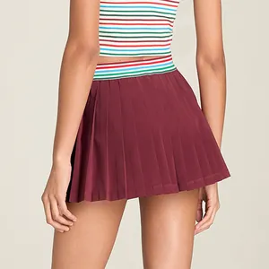 Vue arrière d'une jupe de tennis plissée bordeaux avec une taille élastique rayée colorée