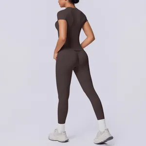 Rückansicht eines nahtlosen dunkelbraunen Yoga-Sets mit Kurzarm-Top und Leggings