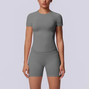 Gedetailleerde weergave van grijze naadloze yogaset met hoge compressieshorts