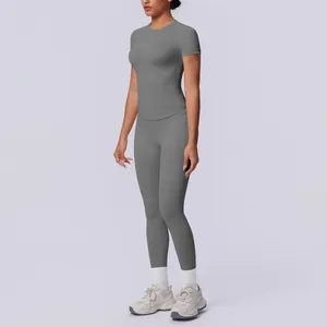 Detailansicht eines grauen, nahtlosen Strick-Yoga-Sets mit kurzem Arm für Damen