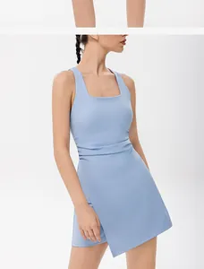 Detailansicht eines hellblauen Sport-Tenniskleids mit quadratischem Ausschnitt für Damen