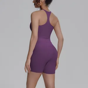 Achteraanzicht van het racerback-ontwerp van de paarse dames yoga-set met short.