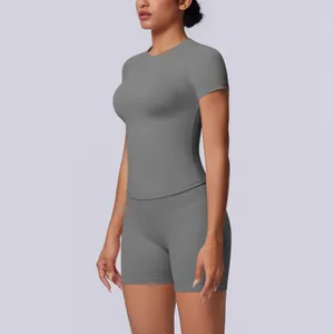 Zijaanzicht van naadloze yogaset met top met korte mouwen en korte broek met hoge taille.