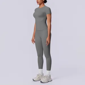 Detailansicht eines grauen, nahtlosen Yoga-Sets mit Kurzarm-Oberteil und Leggings