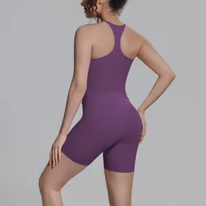 Gedetailleerd achteraanzicht van een paarse racerback tanktop en bijpassende sportshort