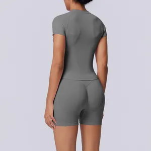 Achteraanzicht van een grijs naadloos yogasetje met strakke shorts en een topje top
