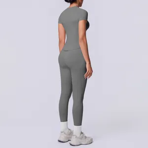 Rückansicht des grauen nahtlosen Yoga-Sets mit Kurzarm-Top und High-Waist-Leggings