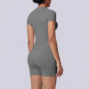 Achteraanzicht van naadloze yogaset met grijze top met korte mouwen en hoge taille shorts