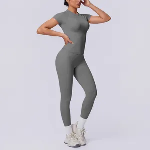 Detaillierte Ansicht eines grauen nahtlosen Yoga-Sets mit Kurzarm-Top und Leggings.