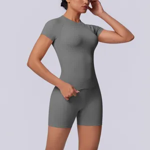 Naadloze grijze yogaset met top met korte mouwen en compressieshorts met hoge taille