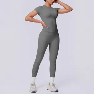 Nahaufnahme eines grauen Yoga-Sets aus nahtlosem Strick mit Kurzarmtop und Leggings.