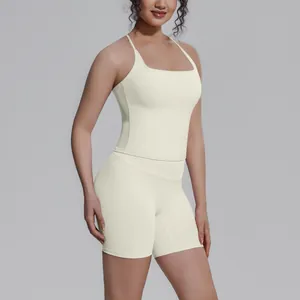 Gedetailleerd overzicht van een gebroken wit yoga-set voor dames met top en short