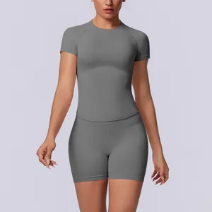 Detail van de grijze naadloze yogaset met nauwe pasvorm en korte broek hoge taille.