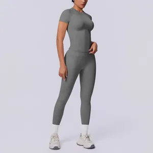 Detailansicht des grauen nahtlosen Yoga-Sets für Damen mit Kurzarm-Top und Leggings.