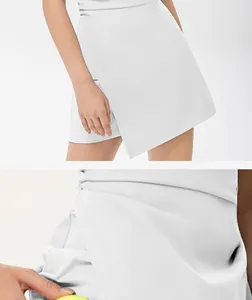 Detailansicht eines weißen Sportkleides mit überlappendem Rock und Funktionsstoff-Detail.