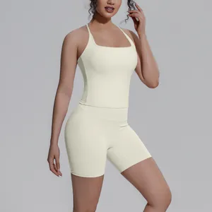 Detail van een crèmekleurige tweedelige yogaset voor dames met racerback top en short