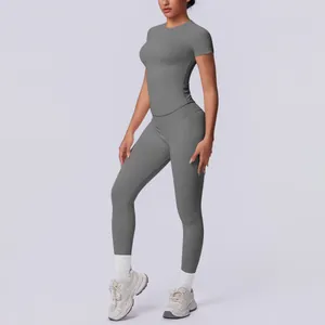 Seitenansicht-Detail: nahtloses Kurzarm-Top und Yoga-Leggings mit hohem Bund in Grau