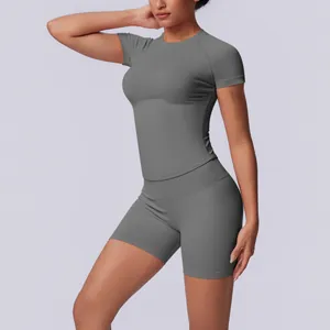 Detailoverzicht van grijze naadloze yogaset met slimfit top met korte mouwen en hoge short