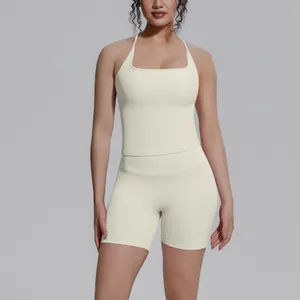 Studiofoto van een ivoren yoga-set bestaande uit een top en een korte broek.