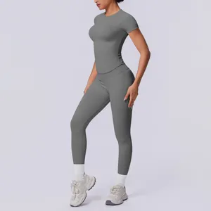 Detailansicht des nahtlosen grauen Yoga-Sets mit Kompressionspassform und High-Waist-Leggings.