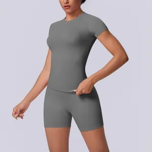 Grijze naadloze yogaset met top met korte mouwen en korte broek met hoge taille