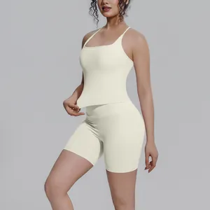 Hoogwaardig detailoverzicht van de crèmekleurige yoga-set voor dames met sporttop en shorts