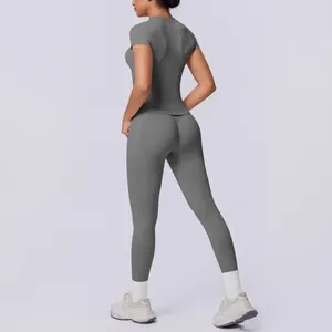 Rückansicht eines grauen nahtlosen Yoga-Sets mit Push-up-Leggings und Kurzarm-Oberteil