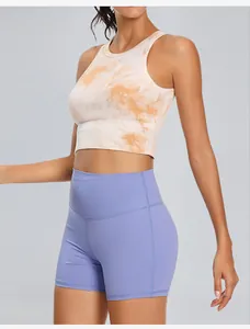 Detailansicht eines Batik-Sport-Crop-Tops für Damen mit lilafarbenen Yoga-Shorts im Set