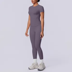 Lila nahtloses Yoga-Set mit Kurzarm-Top und High-Waist-Leggings für tägliche Fitnessübungen