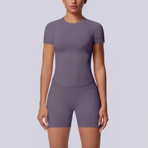 Naadloze paarse yogaset met nauwsluitende top met korte mouwen en hoge taille shorts