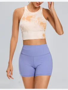 Detailaufnahme eines Batik-Sport-Tops und lila Workout-Shorts an einem Modell.