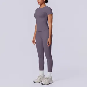 Nahtloses lila Yoga-Set mit Kurzarm-Oberteil und hoch taillierten gerippten Leggings