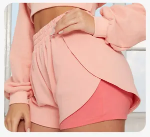 Gros plan sur le short de sport rose 2-en-1 avec une taille élastique très confortable