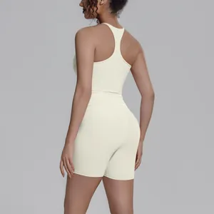 Achteraanzicht van een vrouw in een crèmekleurige racerback sporttop en biker shorts
