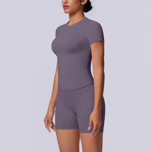 Naadloze paarse yogaset met top met korte mouwen en korte broek met hoge taille