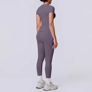 Rückansicht eines violetten nahtlosen Yoga-Sets mit Pfirsich-Lift-Leggings und Top