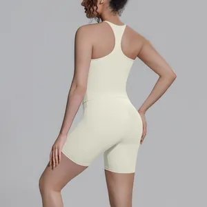 Achteraanzicht van een crèmekleurige yoga-set voor dames met racerback top en korte broek