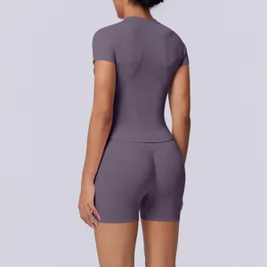 Achteraanzicht van paarse naadloze yogaset die de slanke pasvorm en het perzik-billeneffect toont.